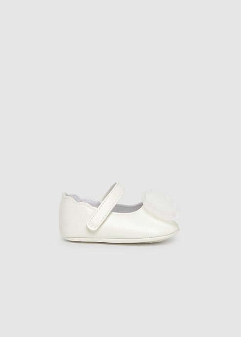 ZAPATO NIÑA MERCEDITAS FLOR CRUDO MAYORAL