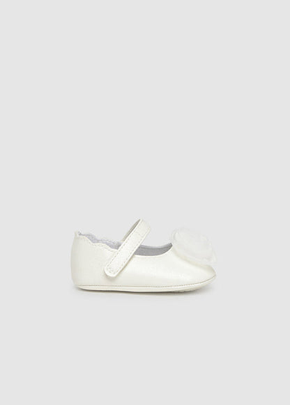 ZAPATO NIÑA MERCEDITAS FLOR CRUDO MAYORAL