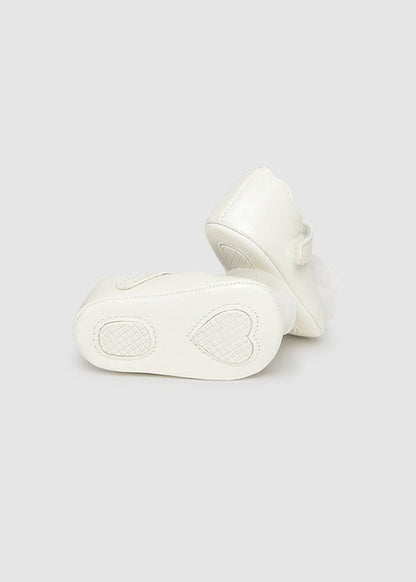 ZAPATO NIÑA MERCEDITAS FLOR CRUDO MAYORAL